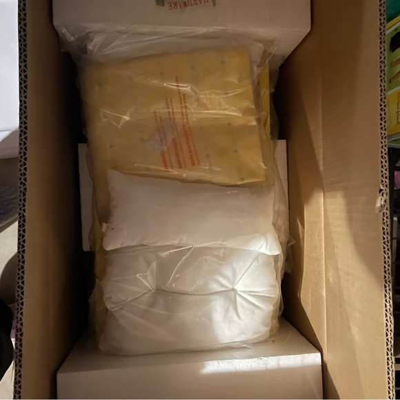 New in box - American Girl Doll - Mollys Bed and Bedding - Picture 2 of 2